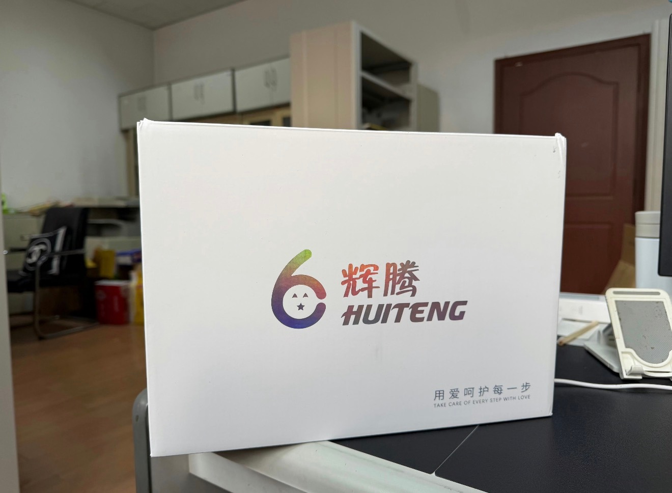 不懂就问：福建泉州着大火的“辉腾鞋业”跟赞助仙游马拉松的辉腾是不是同一家公司啊？