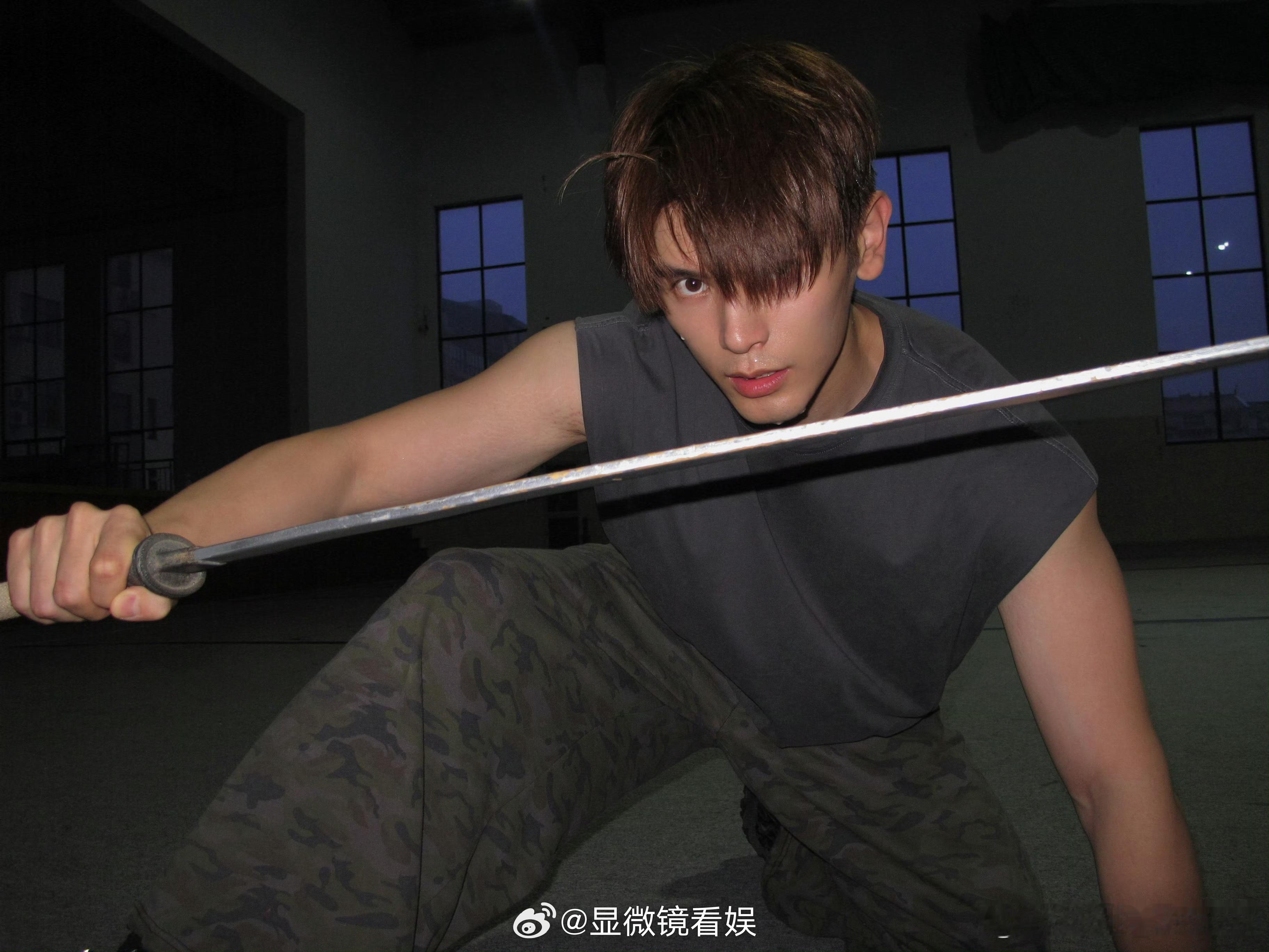 姚弛听到自己被列入95生待爆名单的反应姚弛第一反应是感到被认可，从歌手到演员片场