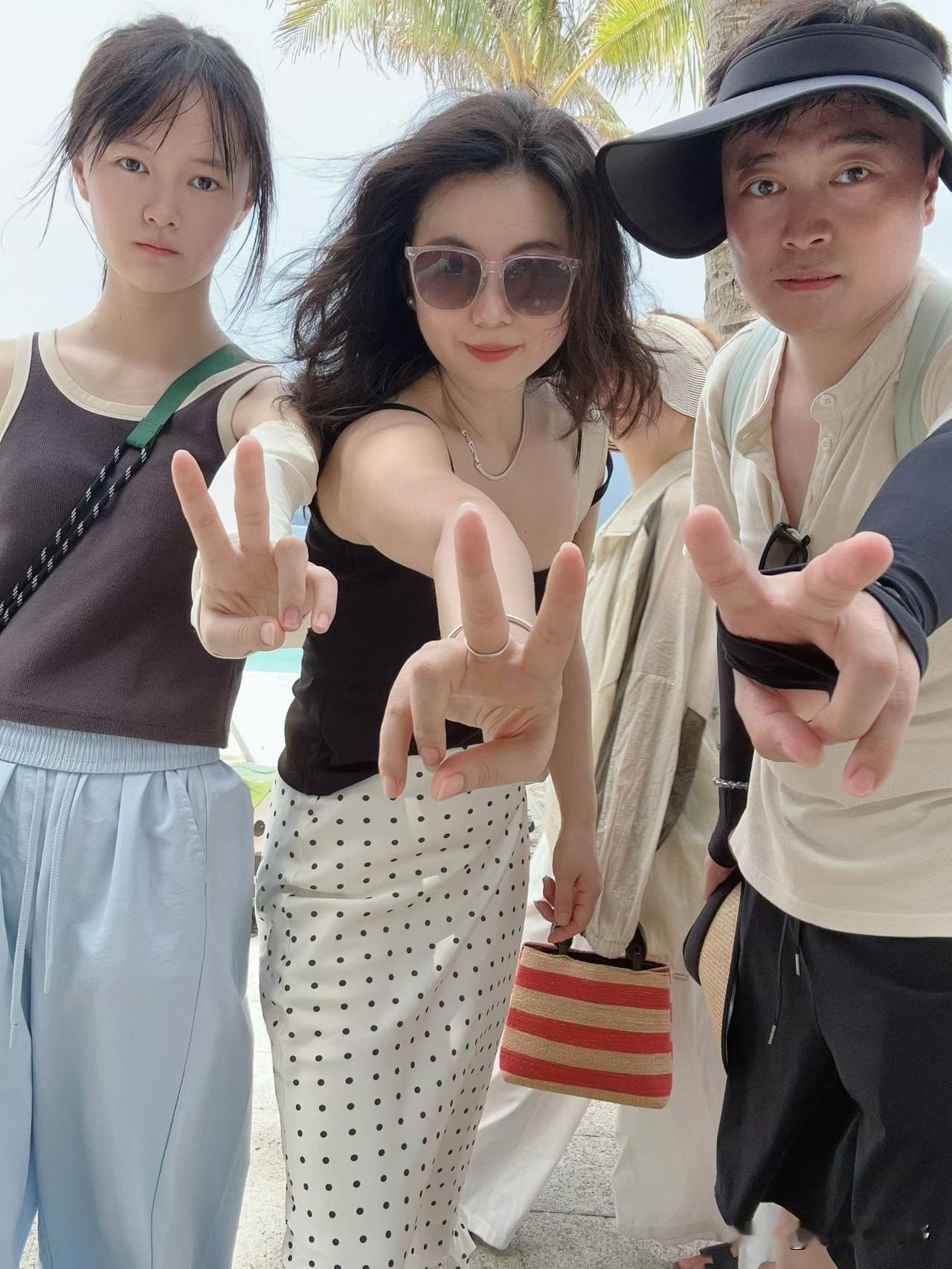 三个人在海边比“V”字手势分享一张海边照片 比心写真 比个V手势 女孩比心 手比