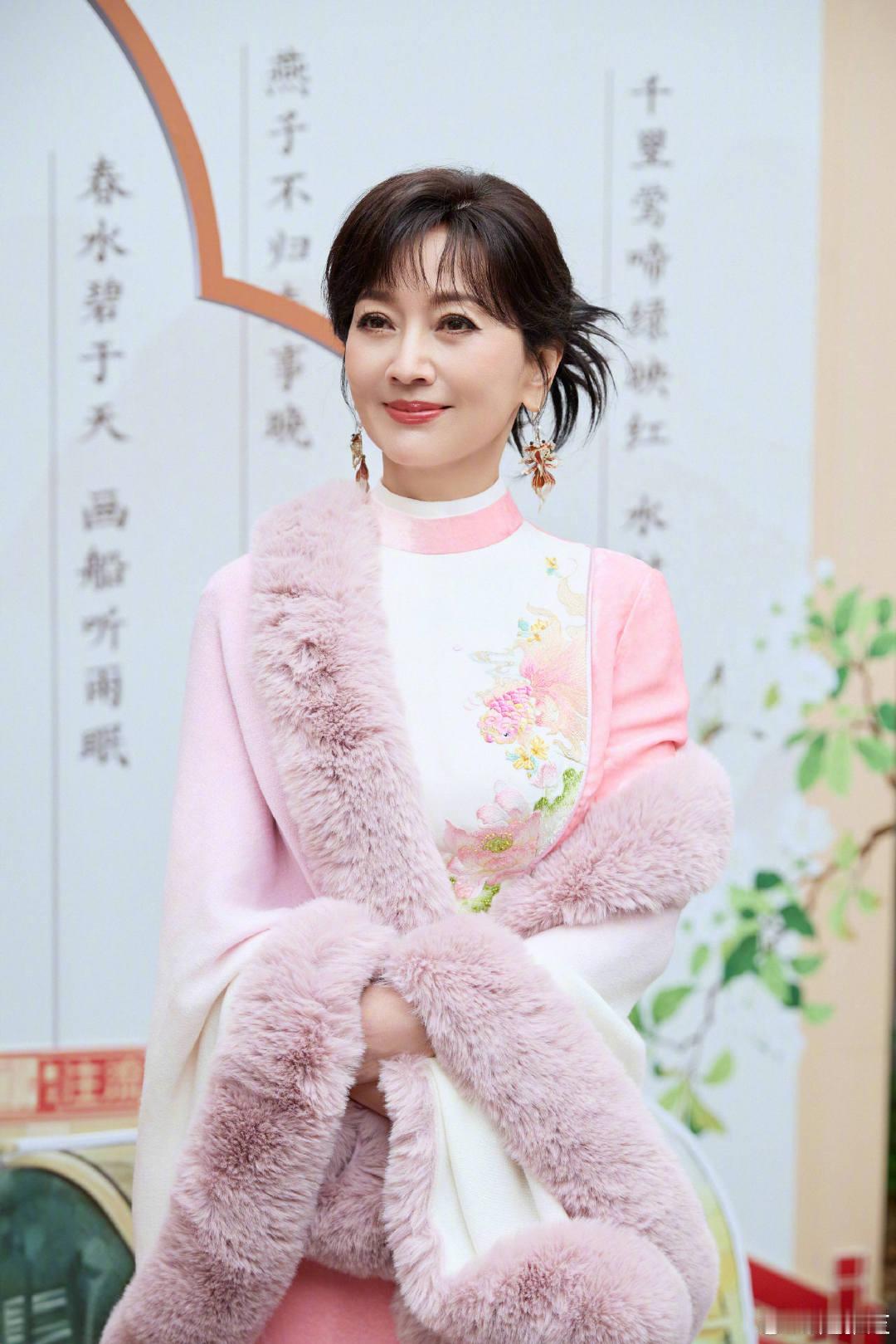 赵雅芝出站人气太高 赵雅芝人气太旺 芝姐一身粉白造型亮相，状态好到发光，现场瞬间