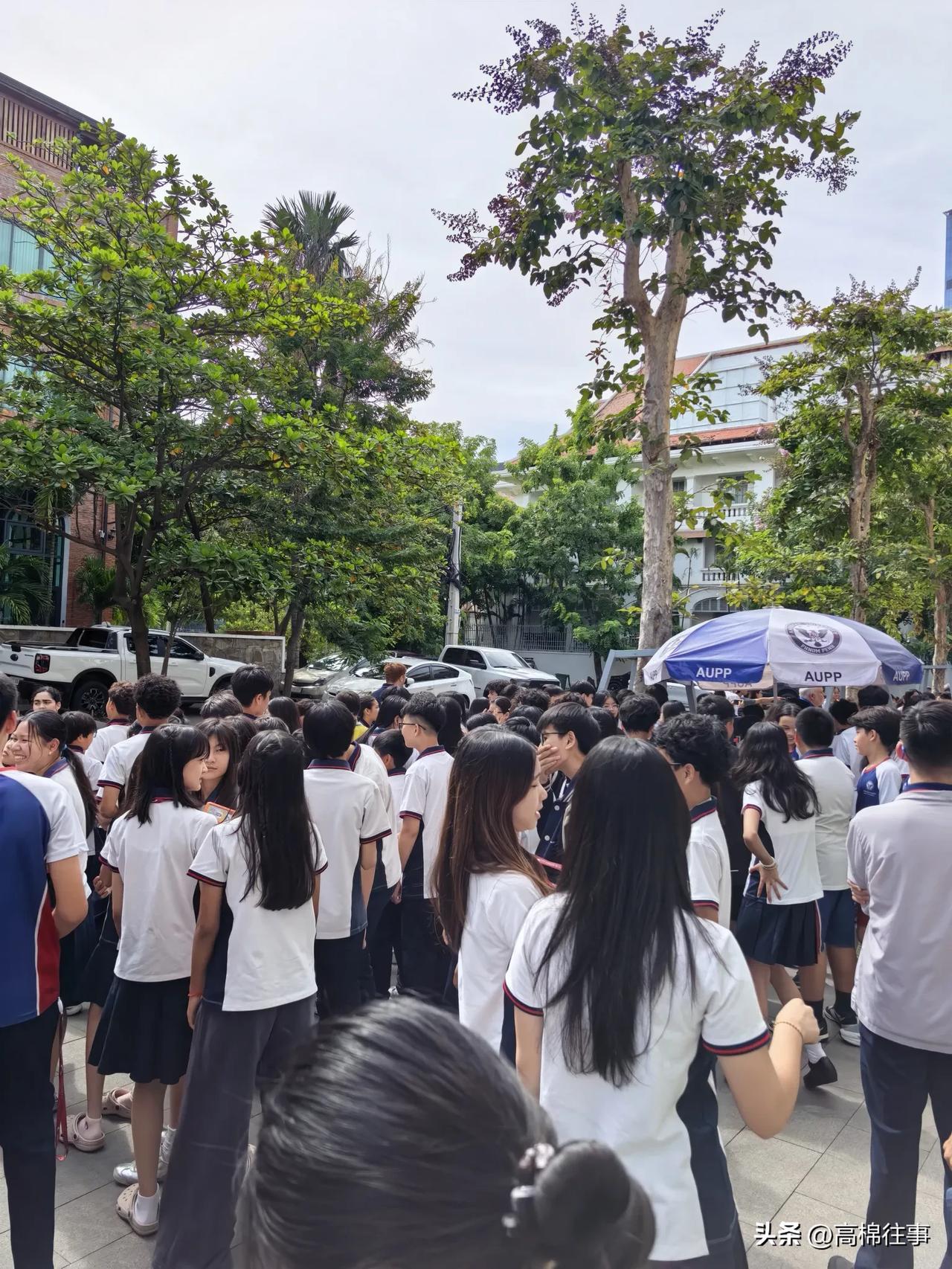 为了提高学生的防火消防安全意识，我们学校每学期都要举行一次消防演习。不同的老师有
