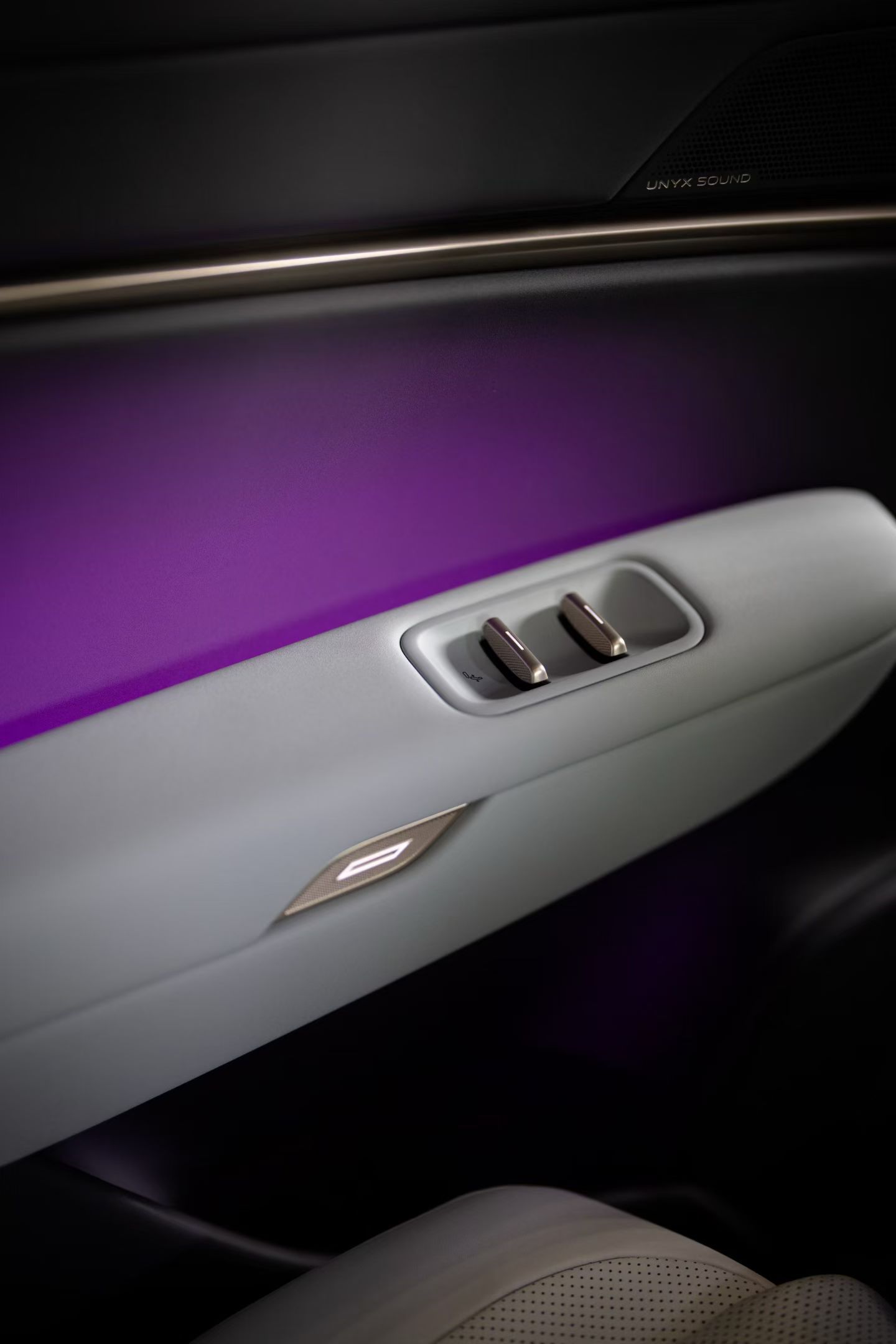 与众08，确实与众不同。这个浅蓝色，优雅二字，恰如其分。 