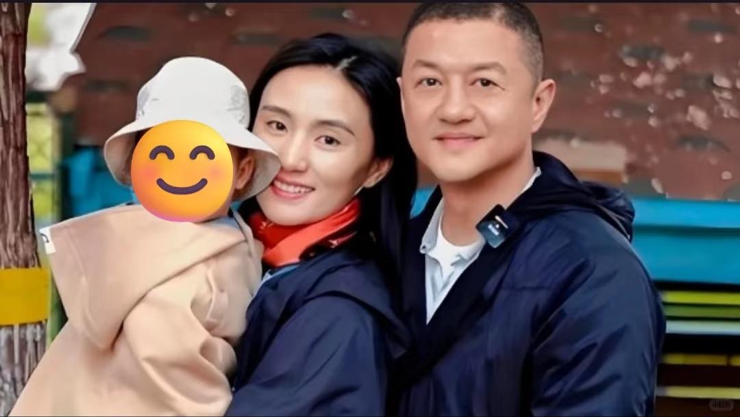 不仅王菲没想到
就连女儿李嫣也没想到
父亲李亚鹏  竟然
因为离婚又冲上热搜！