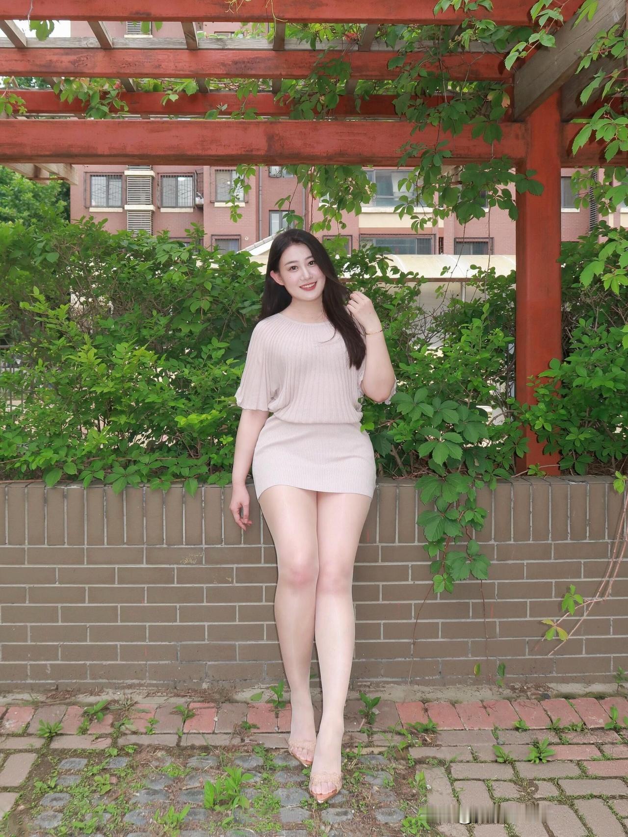 夏日清新穿搭，粉色连衣裙搭配凉鞋，元气满满！🌞👗👠