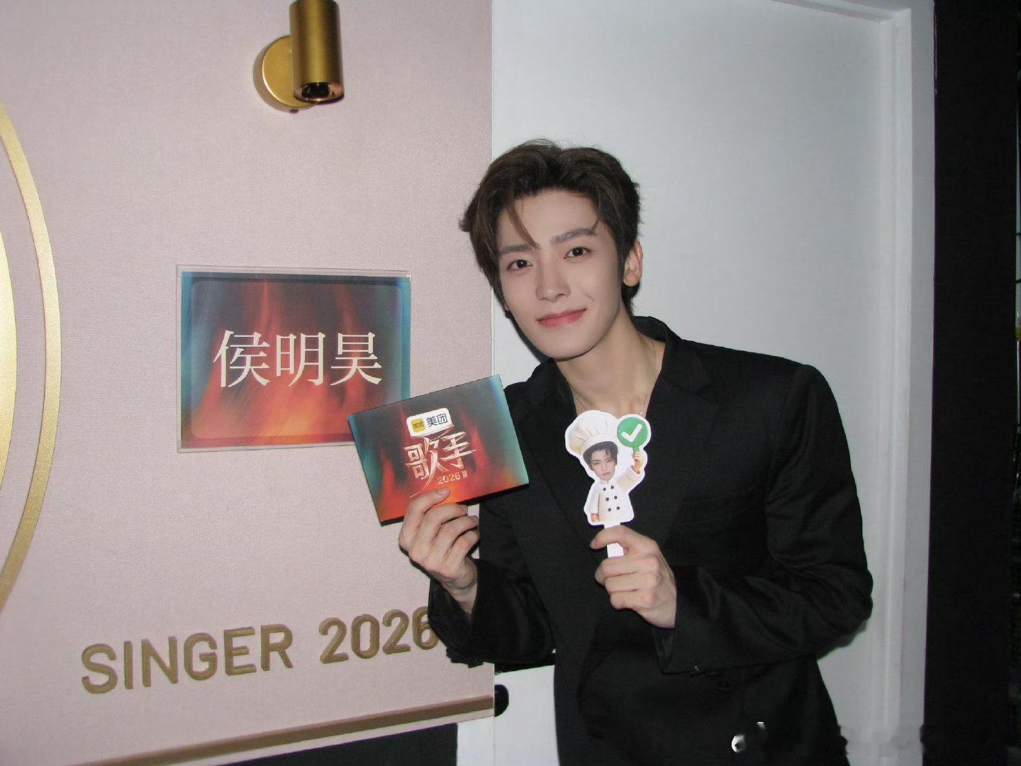 侯明昊是学音乐的侯明昊歌手的口碑多年音乐学习积累功底，现场修音感拉满，实打实靠唱