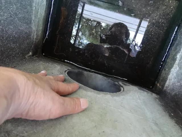 日本的一对夫妇经过马路时，听到下水道里面传来小猫的叫声，却一直没看到小猫的影子。