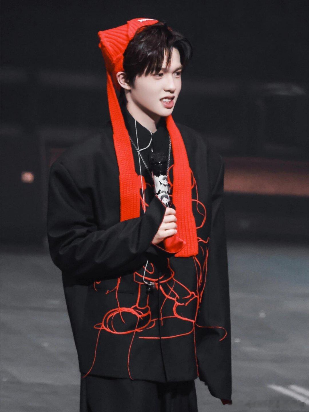 #李昊[超话]# 李昊又在散发魅力啊🙈还是无敌剪刀手，怎么会有这么可爱的宝宝话