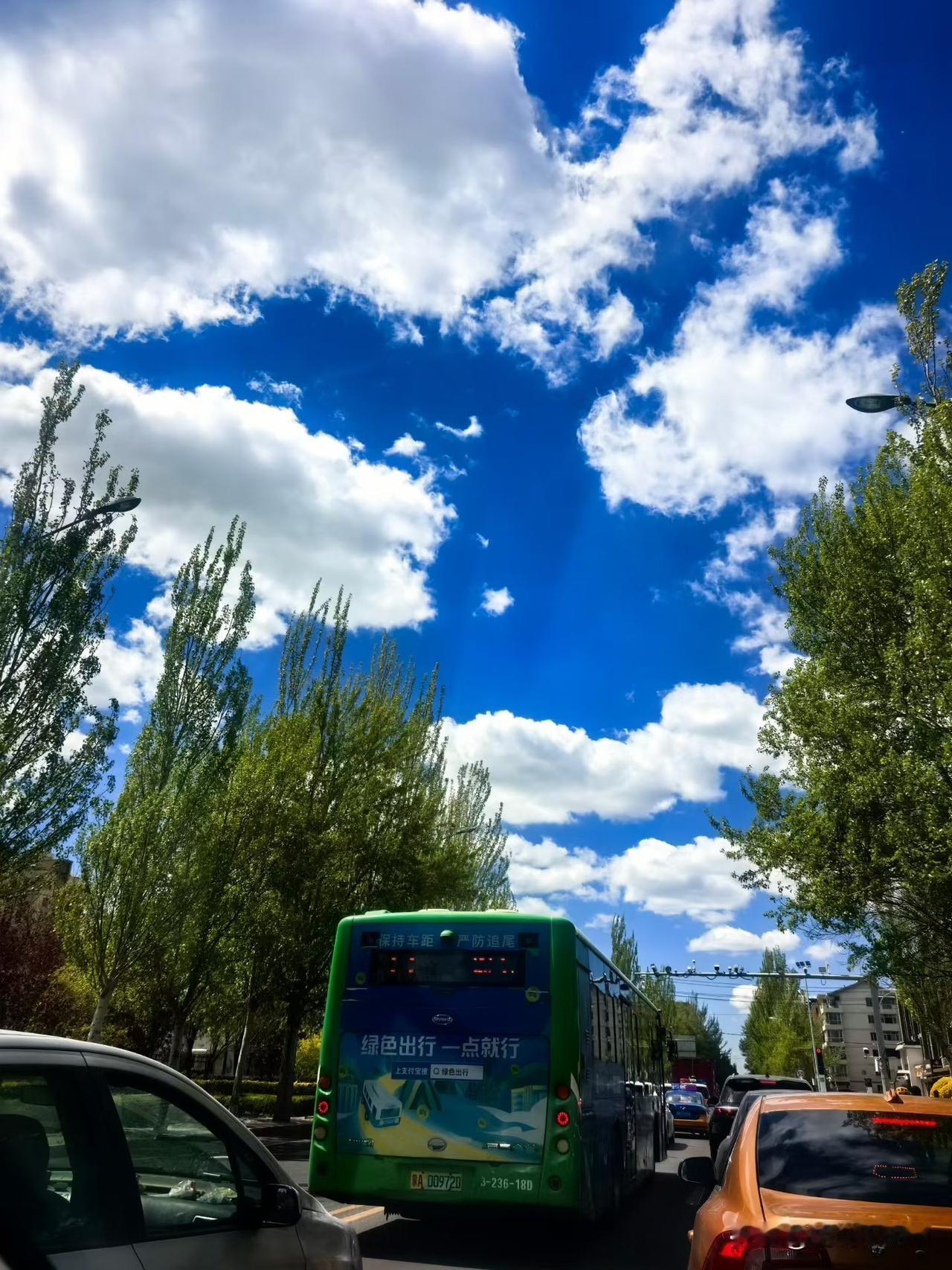 今天呼和浩特市的天空蓝的不像话啊，这才是真真的蓝天白云。
