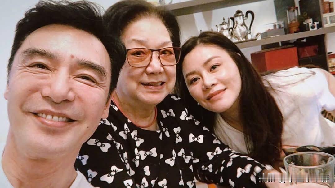 中国香港艺人钟镇涛母亲于美国离世，享嵩寿101岁。虽然母子感情深厚，钟镇涛却无法