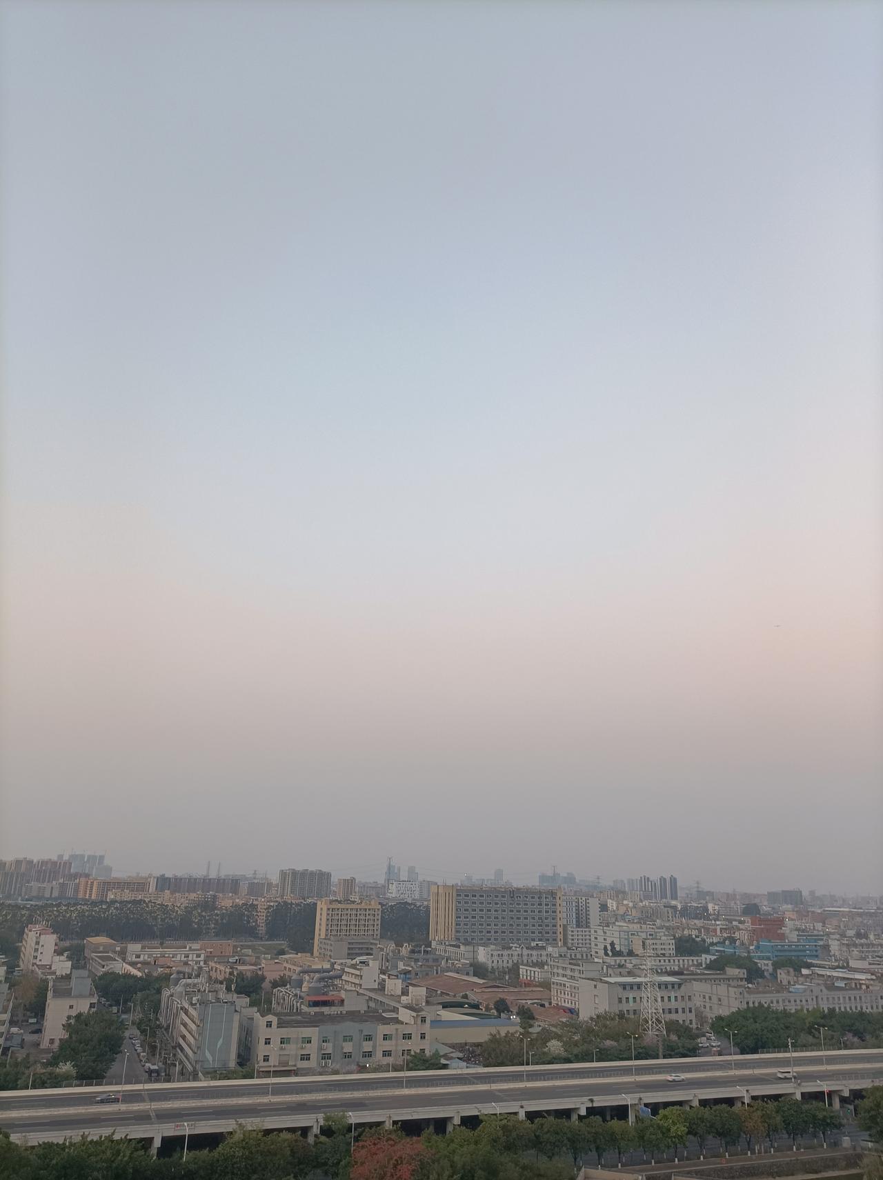 今早醒来第一个念头今早醒来第一个念头是又去看天气，因为小女儿要带我们去外面玩！今