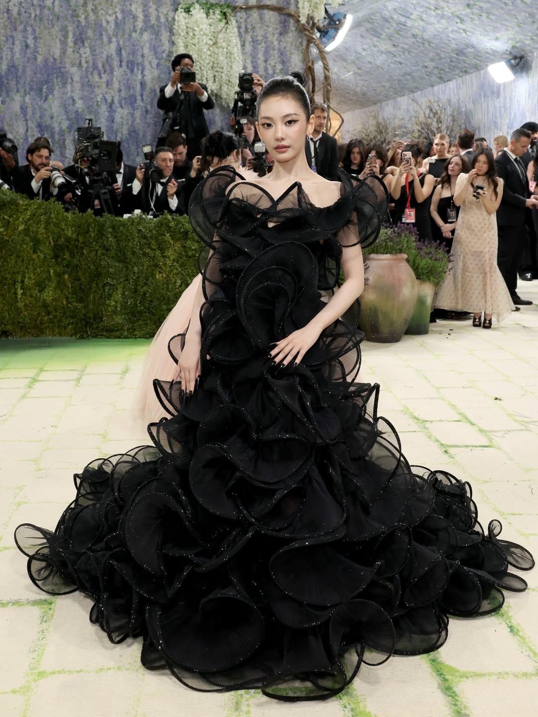 宁艺卓以Gucci全球品牌代言人身份首次亮相metgala，虽然是第一次，但表现