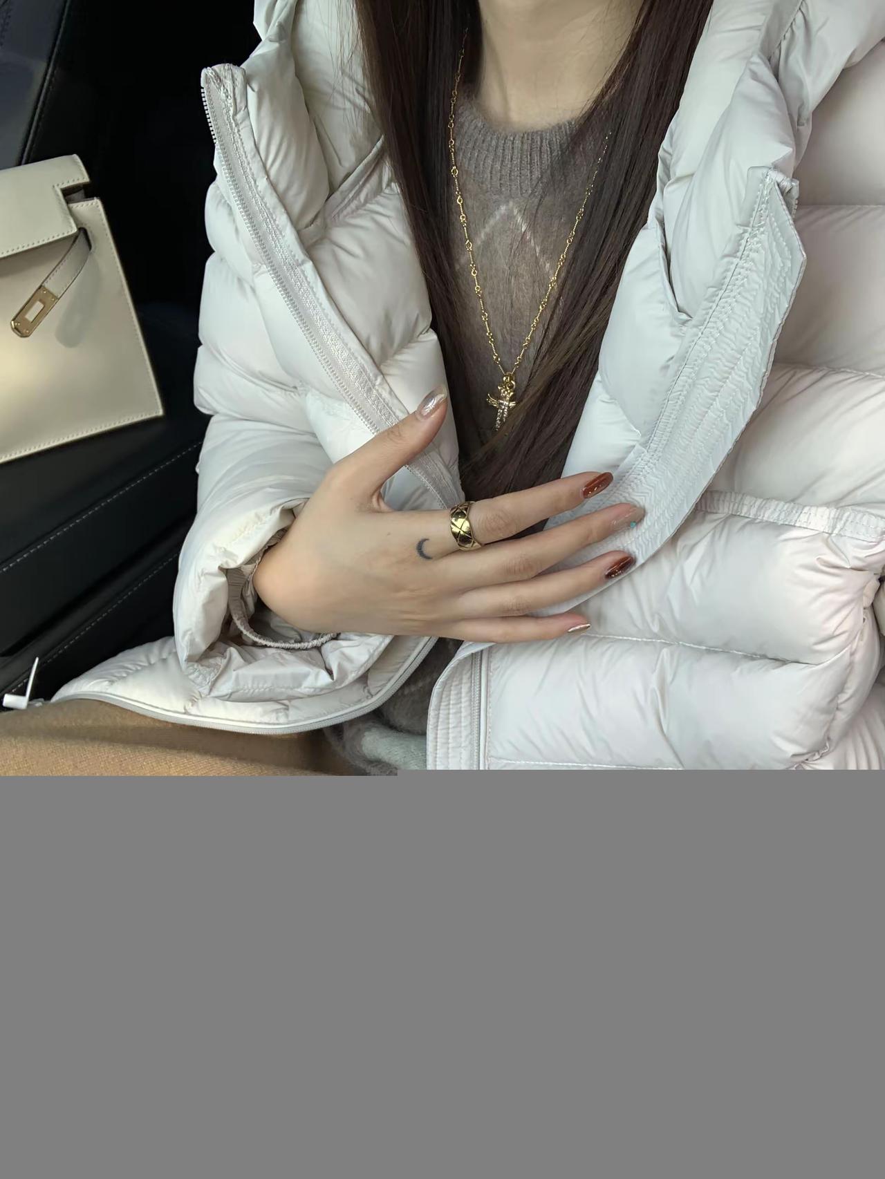 寒冬衣暖，金饰映辉。红衣金饰佳人 银装惜放马蹄轻