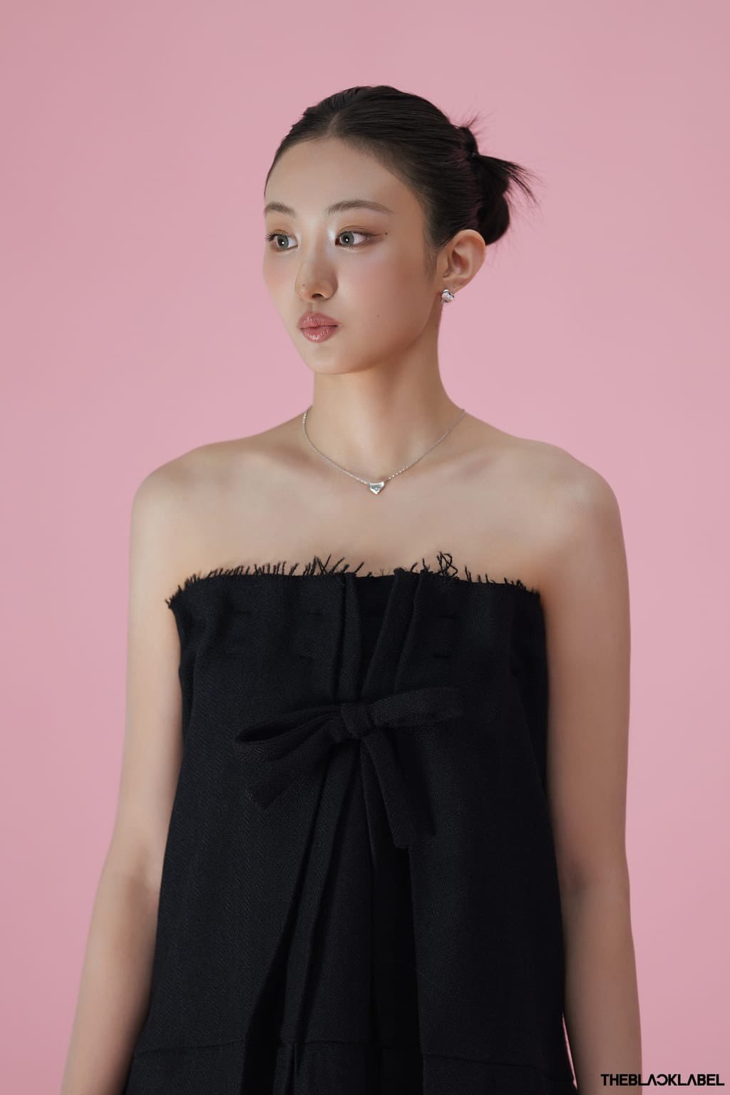 Behind Photos | GAWON BAZAAR HK黑天鹅🖤 ​​​
