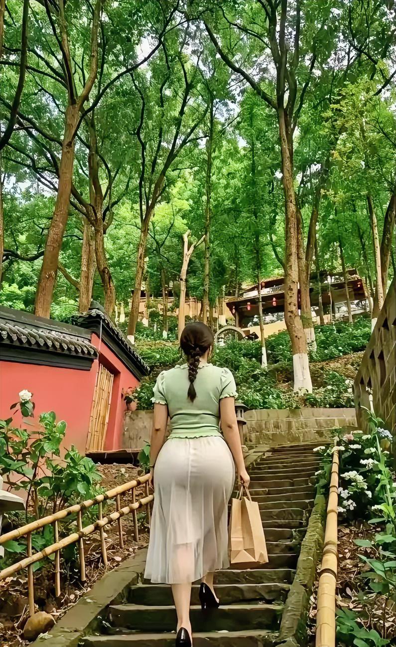 深山阶梯打卡，眼里皆是绿意，腿已经开始发酸咯。
向着山林深处出发，风景治愈人心，