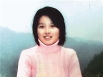 2004年，福建女大学生蔡伟娟在校园里“凭空蒸发”。为了找她，原本家产千万的富豪