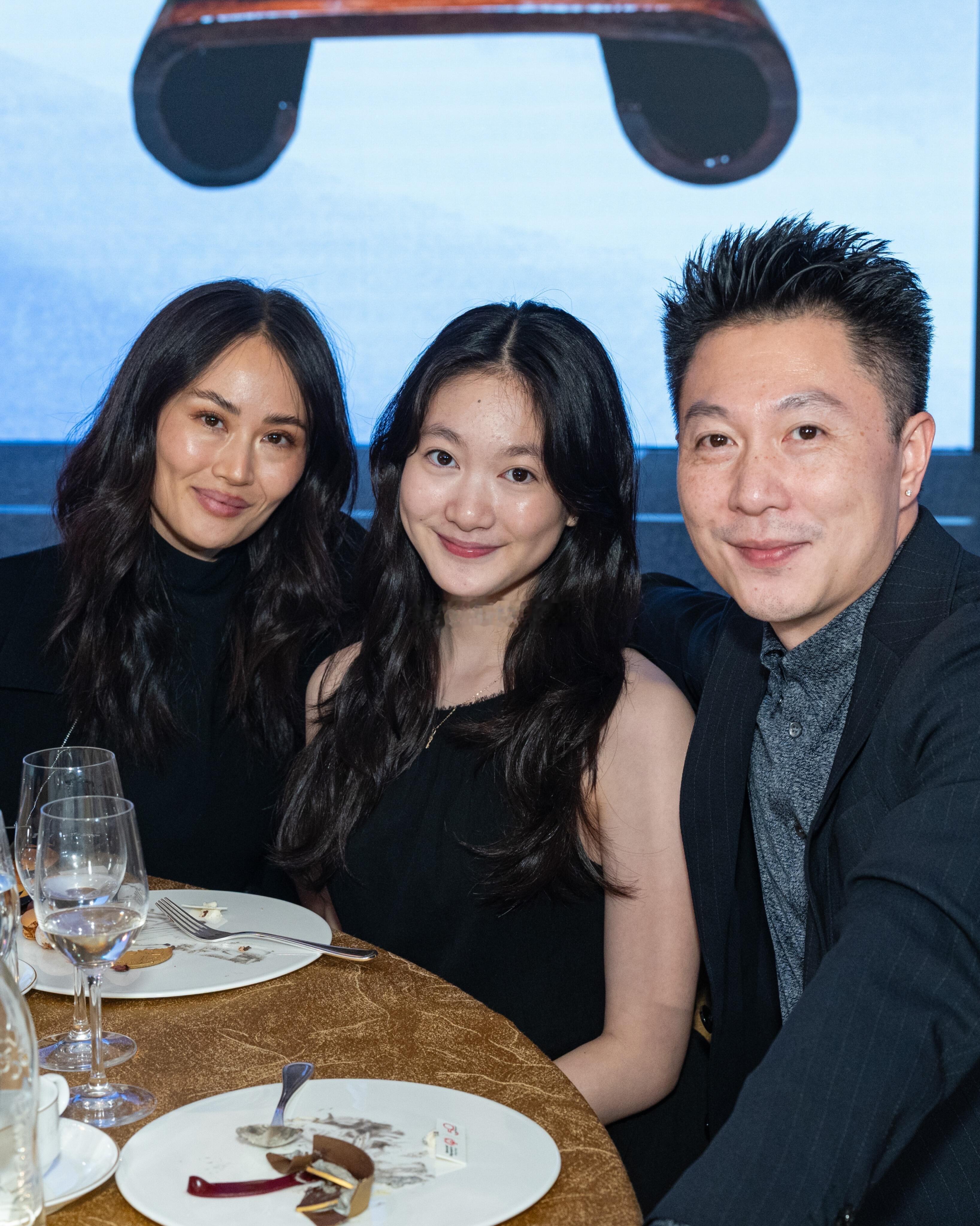 李小鹏带女儿奥莉参加香港特殊奥林匹克慈善晚宴，奥莉小时候萌的我觉得是世界上最萌的