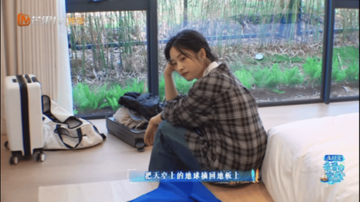 沈月带娃沈月带娃名场面太戳人！轻声讲晚安故事娃却精神抖擞，哄睡后娃秒醒要出门，追