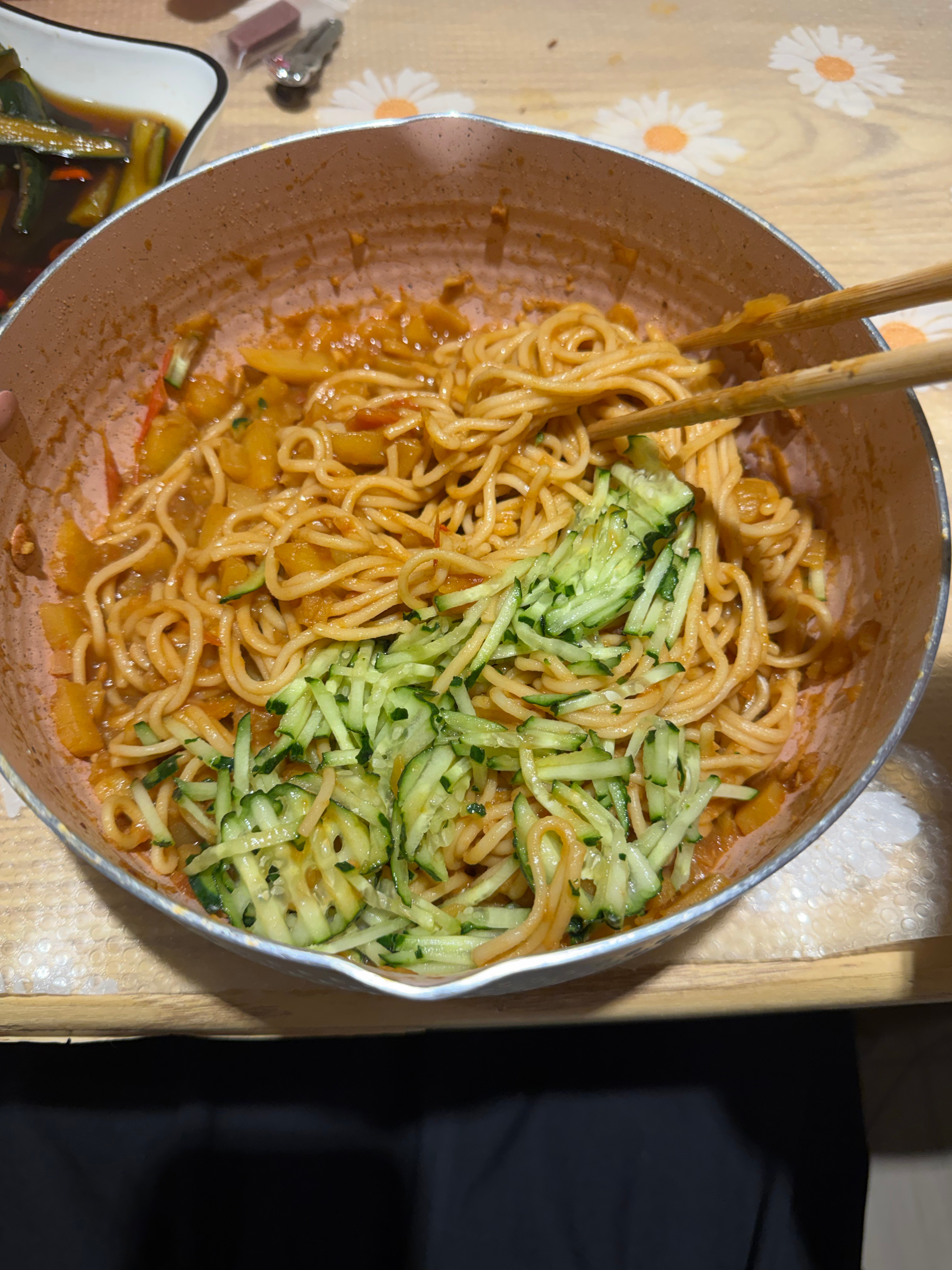 忙活了一大顿做了土豆泥拌面 但是他土豆块在锅里太难捣碎成泥了 变成了土豆块拌面 