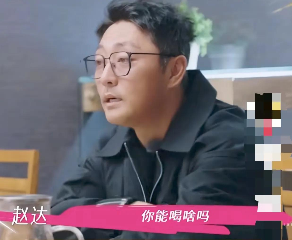 终于知道47岁的董璇为啥会被张维伊“拿捏”了——从她和朋友吃饭的细节里，就能看出