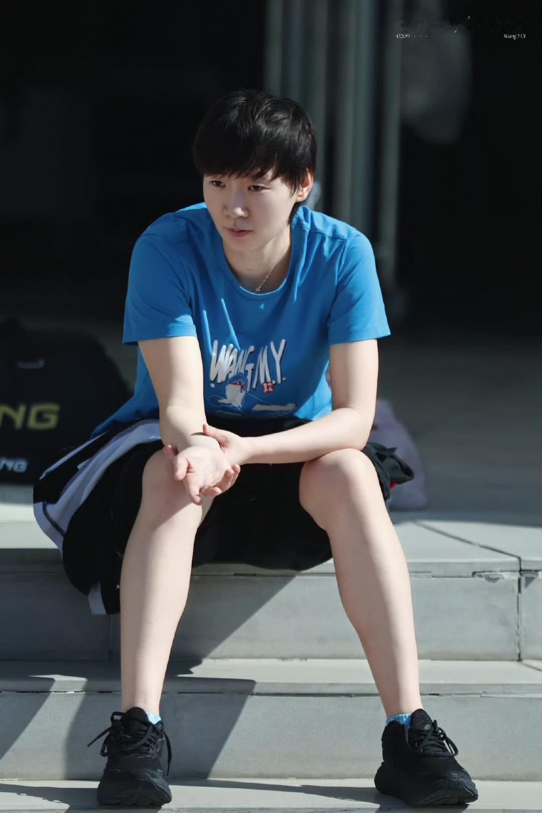 在多哈“晒背”的王曼昱！因为下训后多哈室外太阳暴晒，被孟队医提醒说这个太阳适合“