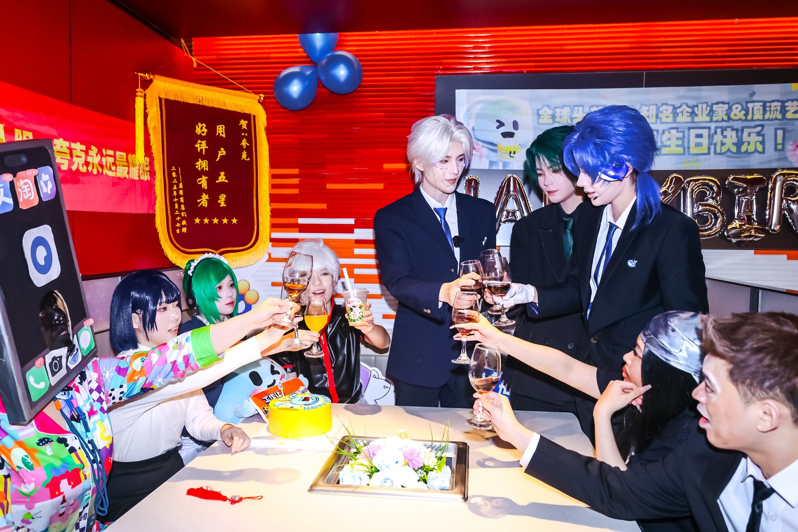 00后的庆生方式太抽象了第一次见一场生日会可以用群英荟萃来形容的，夸克还是太有排