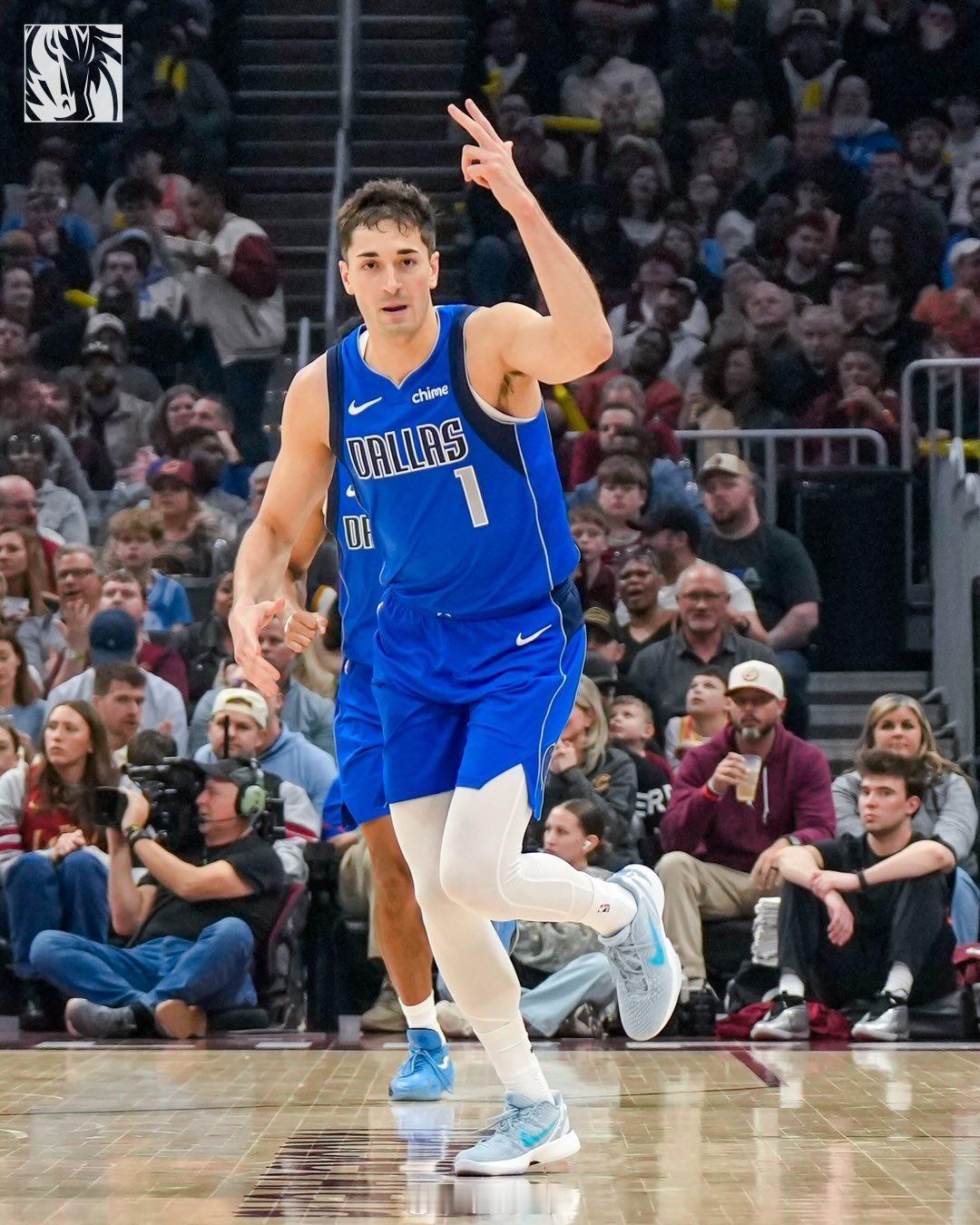 【约翰·普拉基达斯】（拥有希腊血统的普拉基达斯赛后获得了比赛用球）我找不到别的词