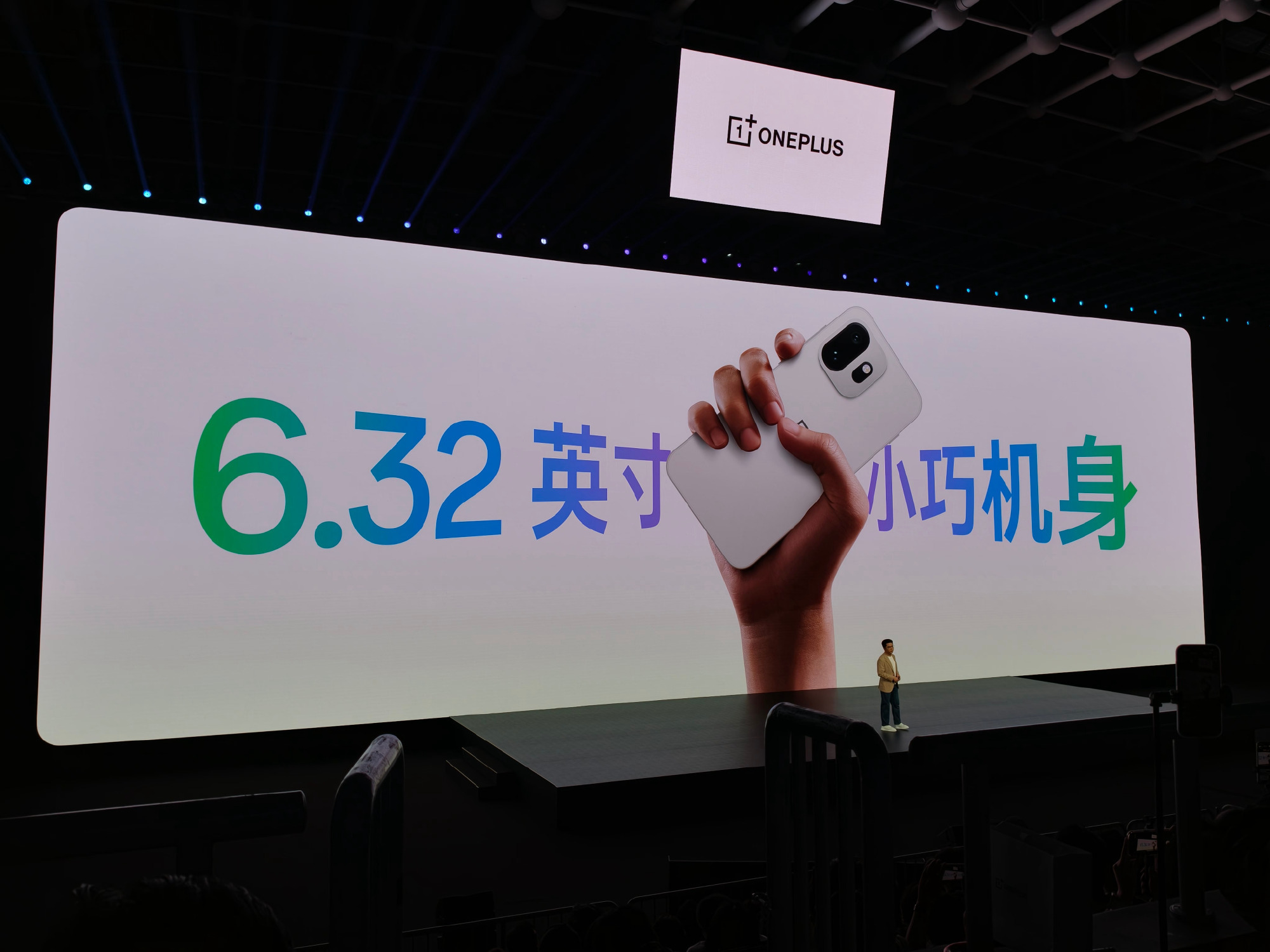 一加15T 设计挺有意思，主打自在。治愈白巧配色还用了纯白金属中框，质感不错。背