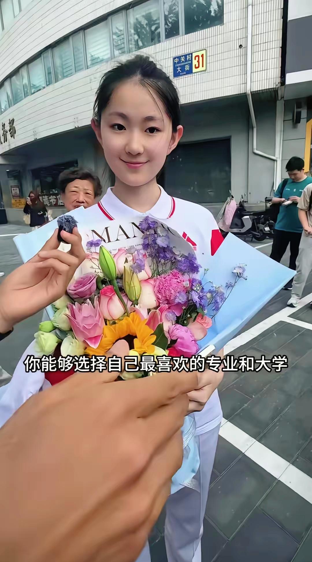 这个人大附中的小女孩火了！
长得漂亮不说智商还那么高。
这可能是这个记者生涯中遇