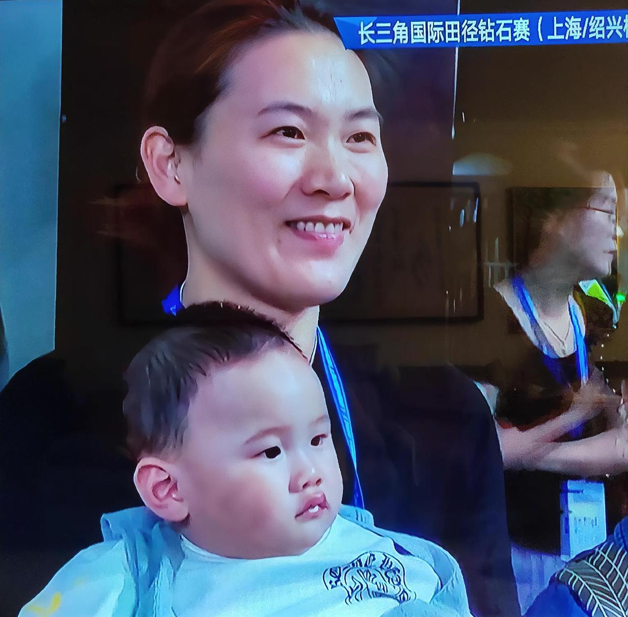 中国短跑飞人谢震业的妻儿也来观战啦！看到妻子怀中9个月的娃娃，隐约能看出未来中国