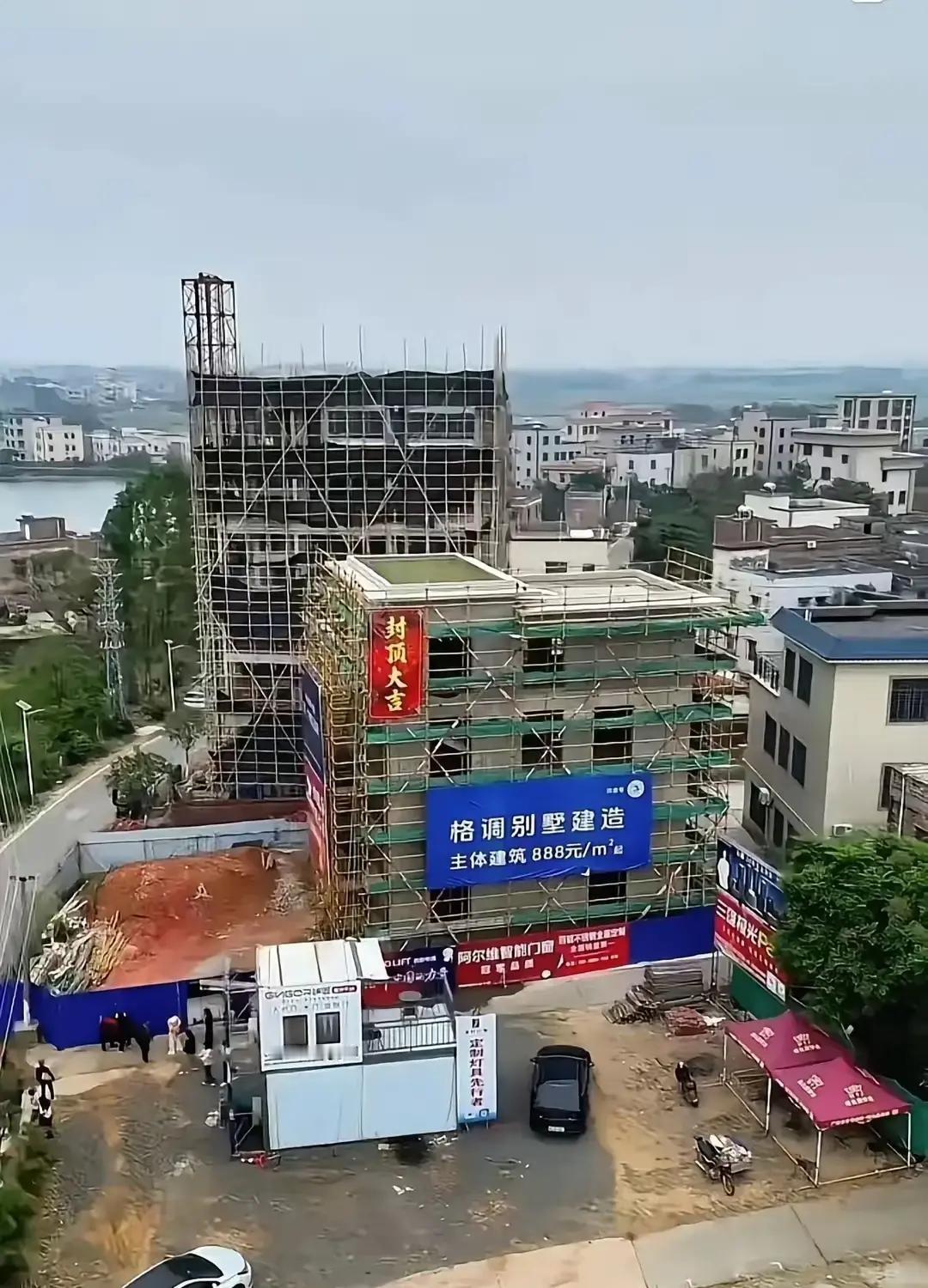 全红婵老家正在起新楼，施工队把公司横幅往围墙一挂，视频立刻冲上热搜。
有人扒出是