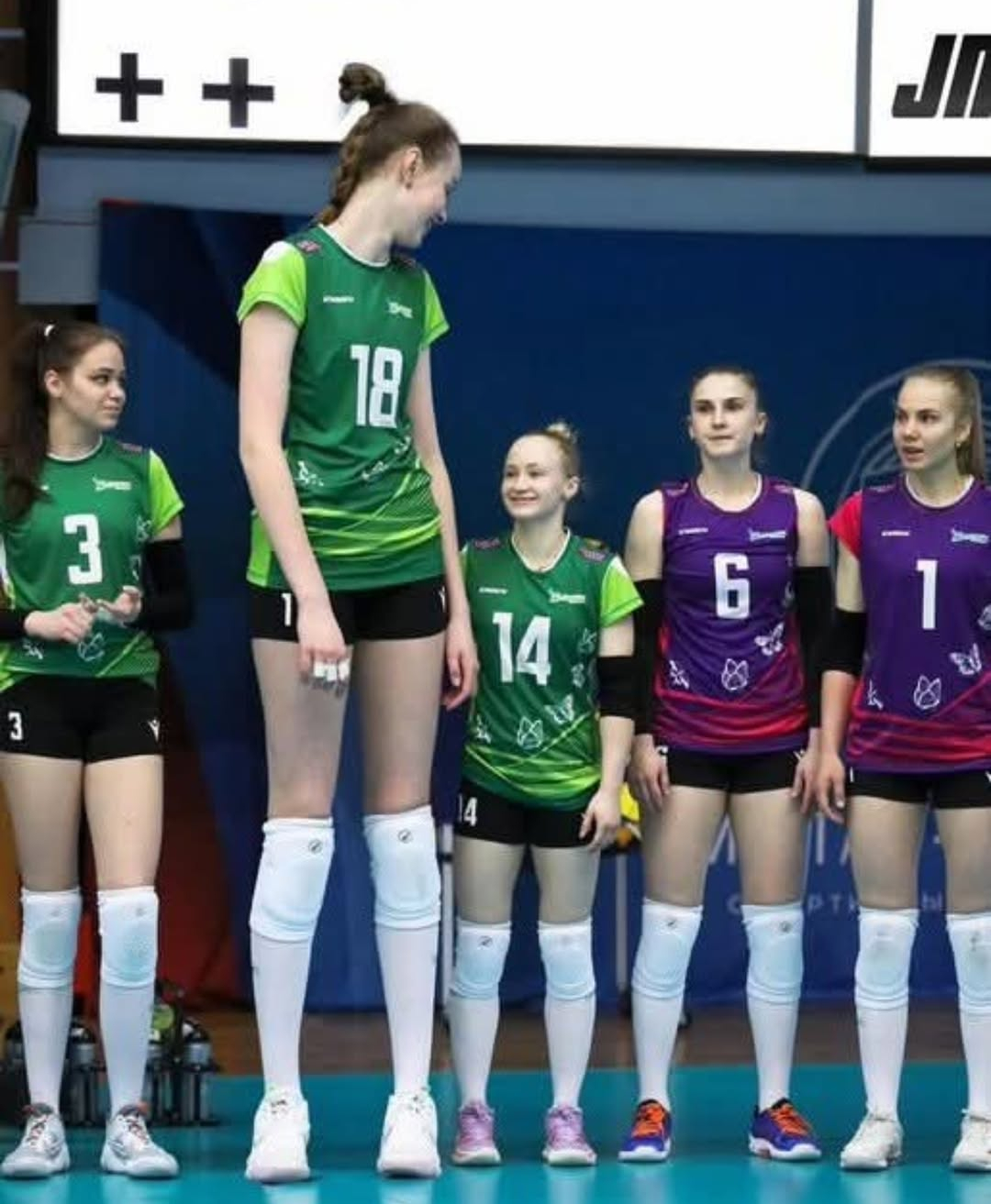 对比有点强烈，Kozlova，身高2米10，评论区有人留言称，俄罗斯还有一个身高