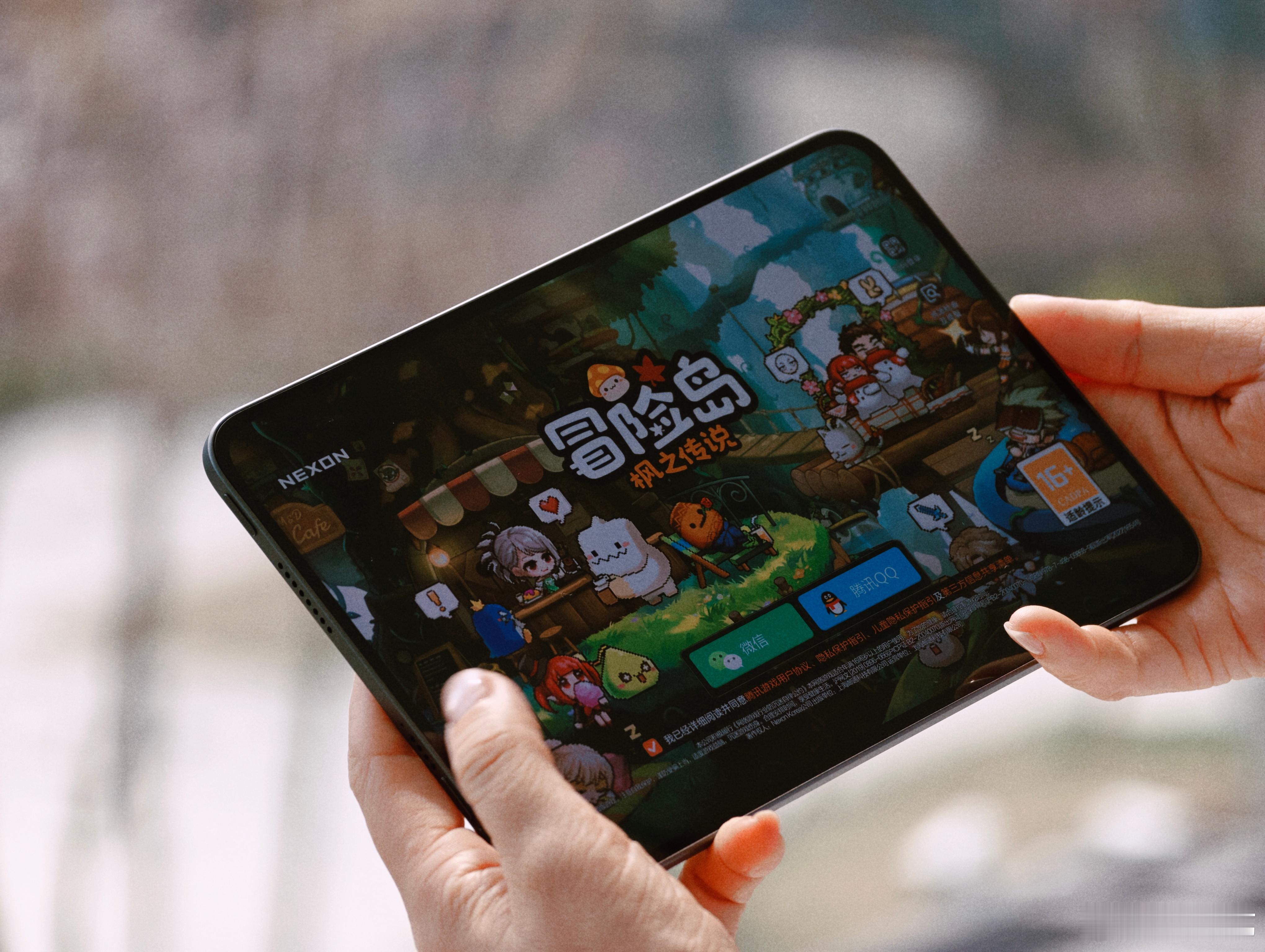 OPPO Pad mini打游戏有种“刚刚好”的感觉，尺寸不大不小。 