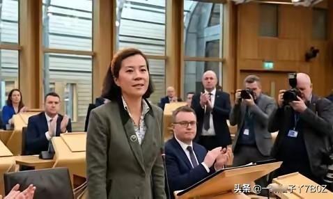 苏格兰议会近期就职仪式上，新晋华裔议员周怡佩成了全场焦点。
按照议会规定，议员必