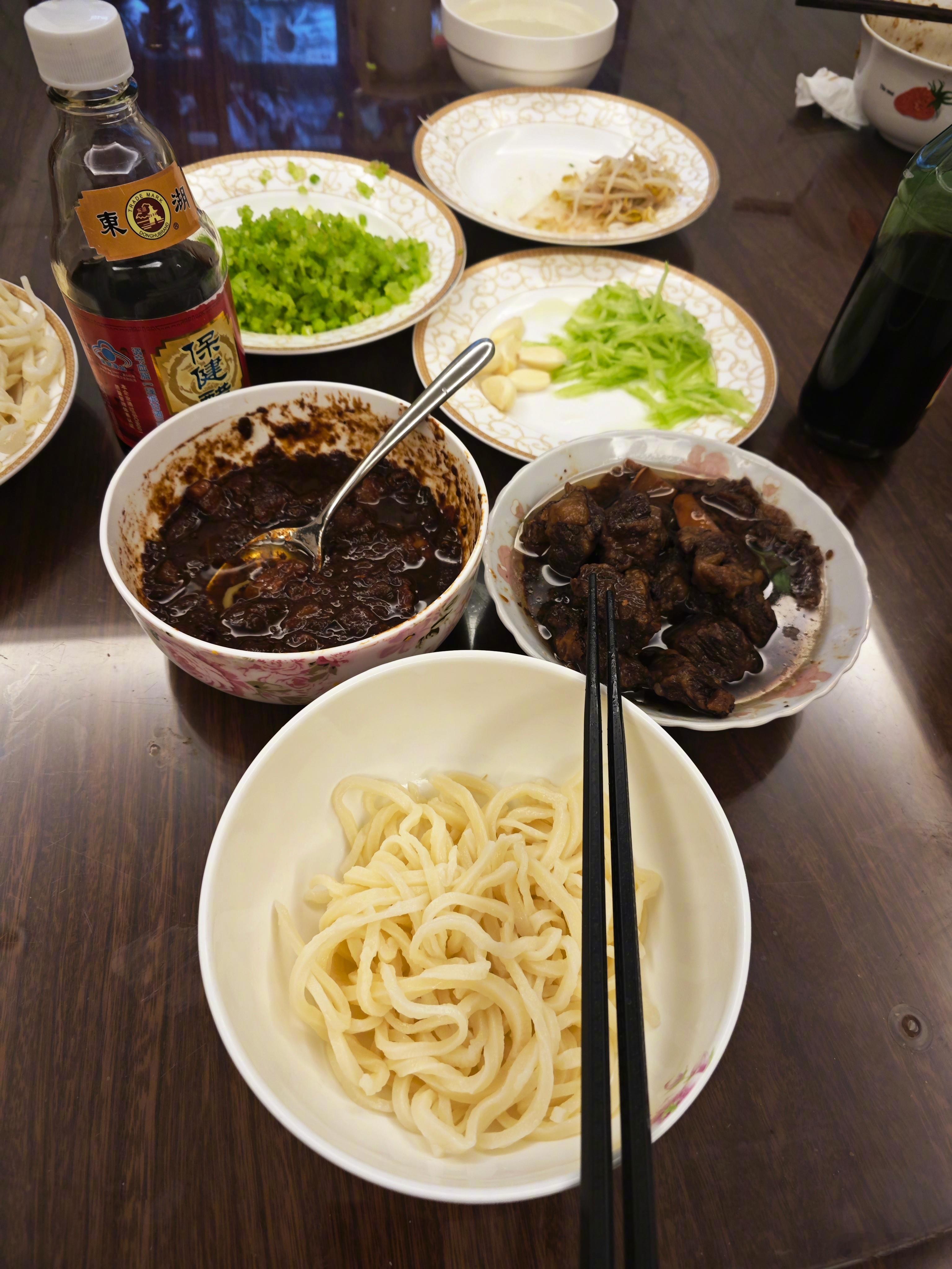 在牛肉面和炸酱面之间，选择炸酱牛肉面[干饭人][干饭人]肥肥的牛肋条，太香了[比