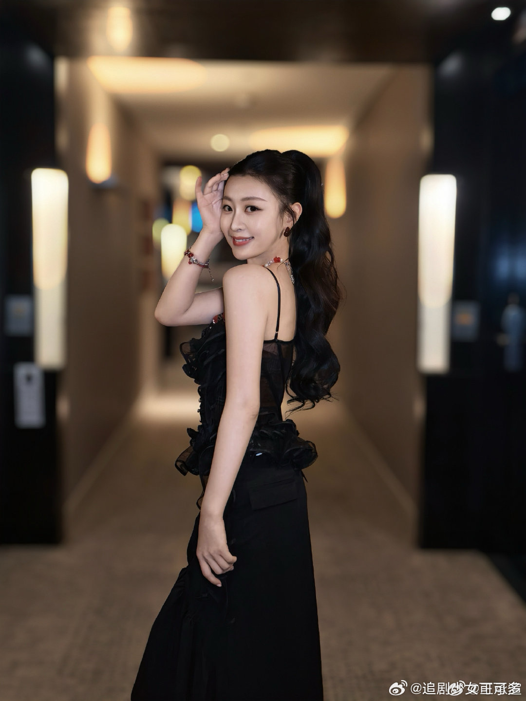 王承渲回归王承渲红毯状态王承渲红毯造型太戳人，黑纱荷叶边裙装混搭红格纹内衬，红珠