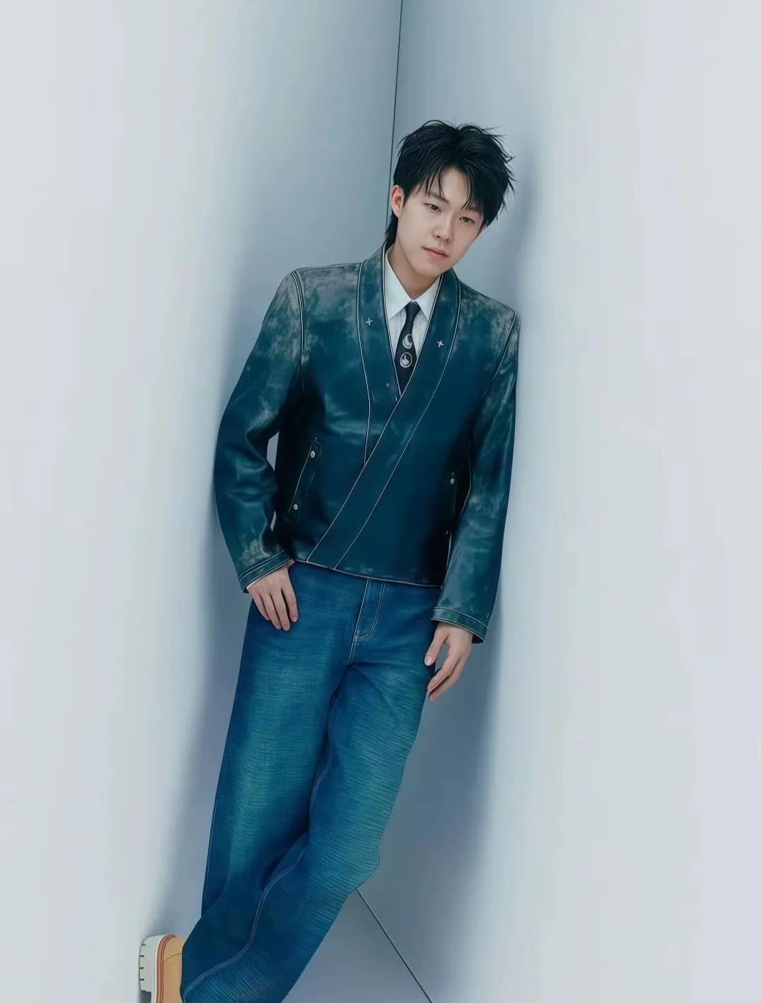 果然常刷常新，
第一张是楚钦之前
another  man时杂志的照片
虽然不知