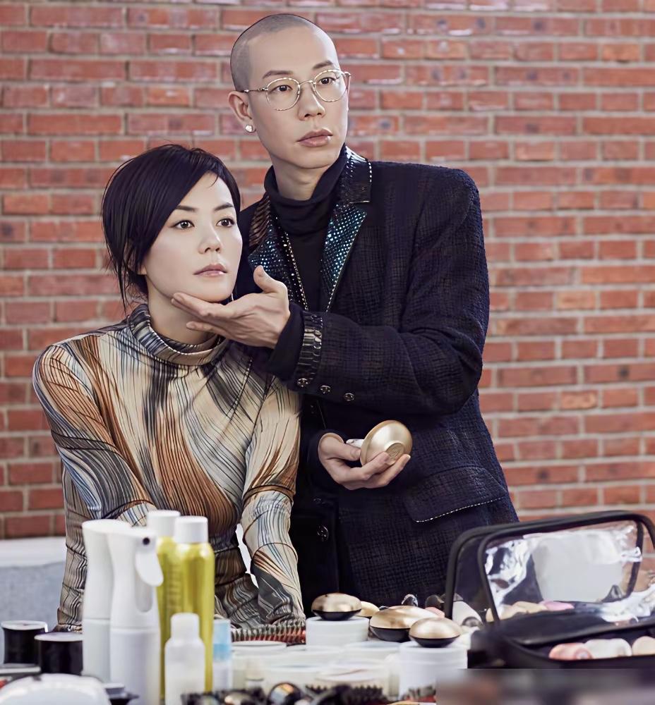 王菲我认识，旁边男生是谁？