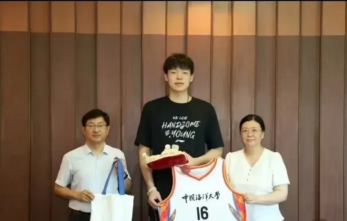 ​杨瀚森近日领取了他的大学录取通知书，消息显示他是被保送到中国海洋大学的。值得一