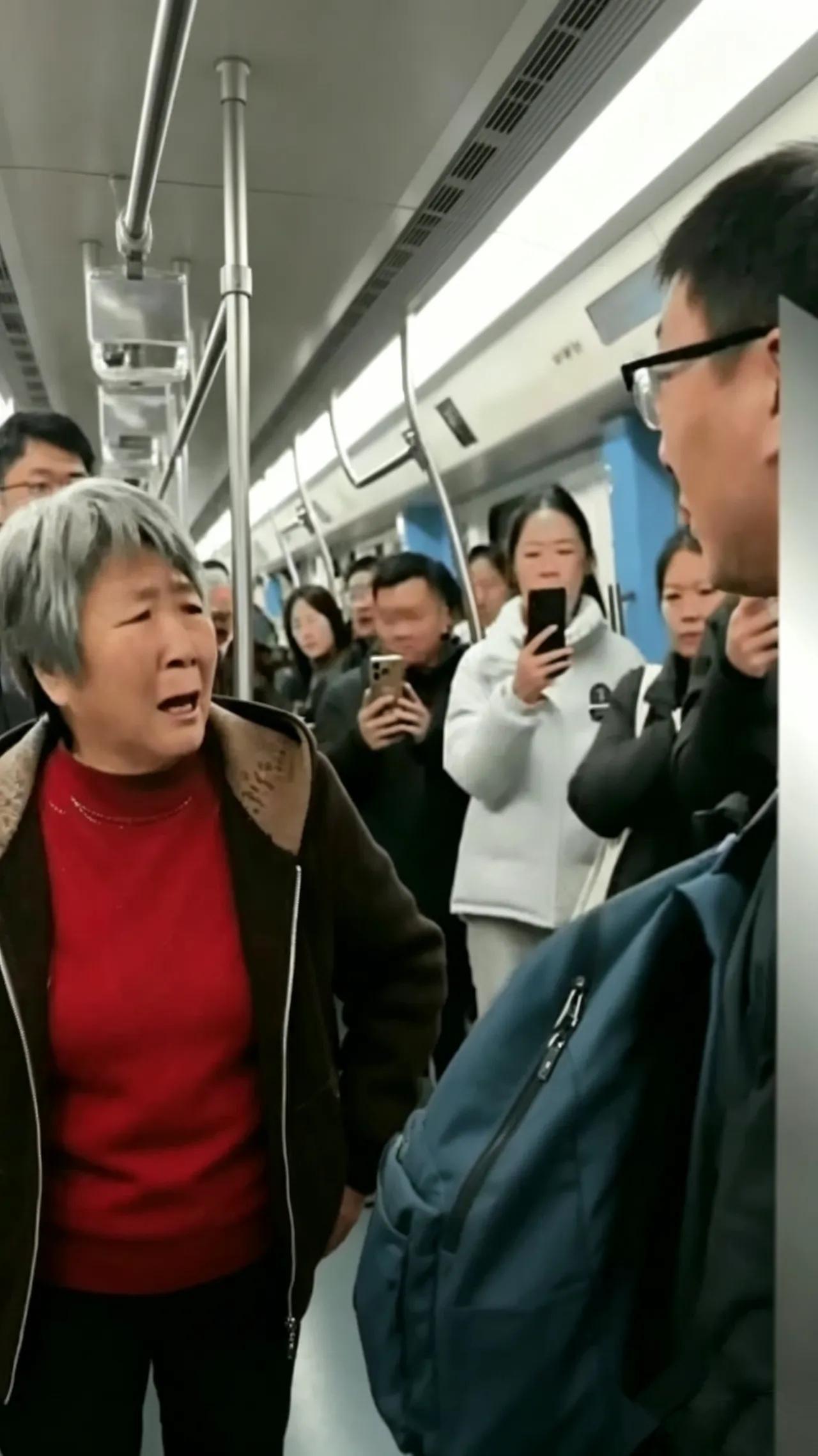 让座是情分，不是义务。

在地铁或公交上，年轻人奔波一天，累得腰酸背痛，想找个座