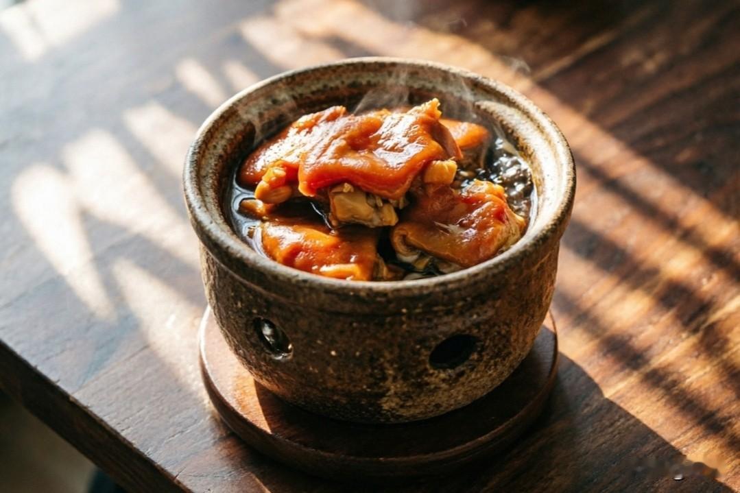 豉油皇猪手煲

食材准备：

1. 主料：猪前蹄（猪手） 1只（约800克，斩成