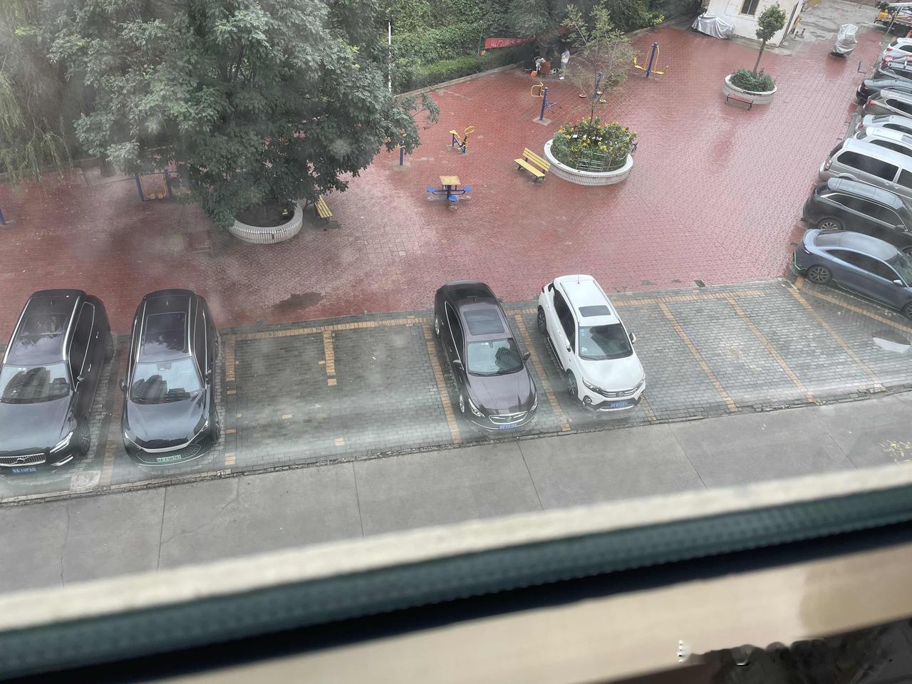 一场秋雨一场寒，今天下雨，躺沙发上，感觉腿凉飕飕的。

昨天计划着今天出去逛逛碰