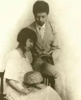 丁玲同时爱两个人，西湖小院为何住不下三个人
1928年，杭州西湖边，一栋小院里住