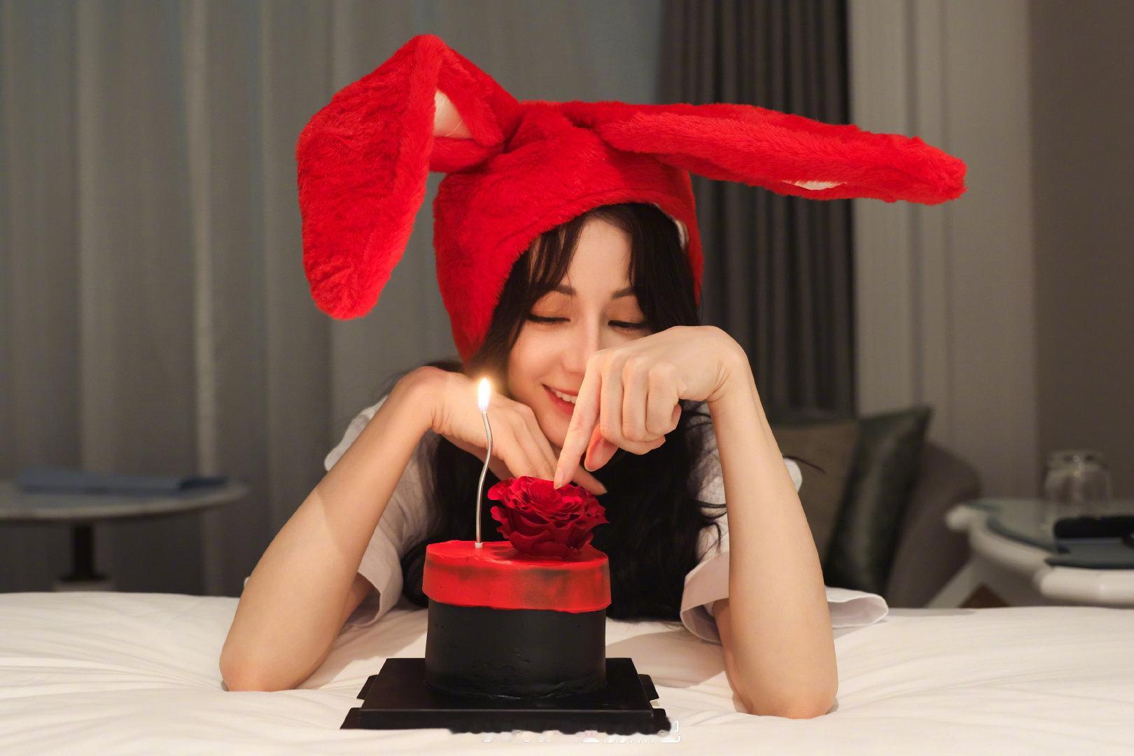 迪丽热巴生日营业啦～最美好的祝愿送给你[相爱]粉丝太开心了一整天的物料 ​​​