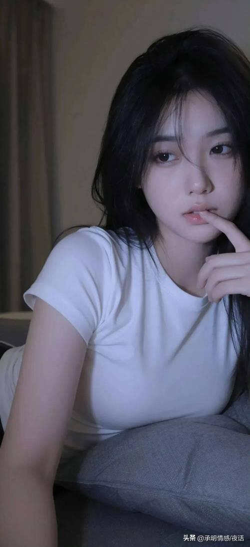 沉思的少女，指尖轻触，静谧的夜晚，思绪万千。沉思的迷茫 沉思系美女 沉思氛围感写