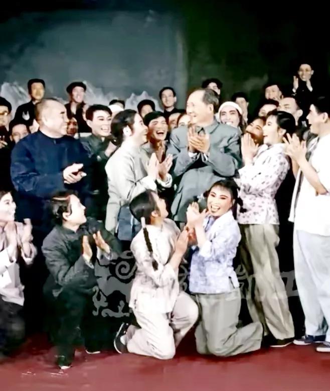 珍藏版历史照片。
这是毛主席，朱德委员长和样板戏工农兵的剧组在一起，留下一张珍贵