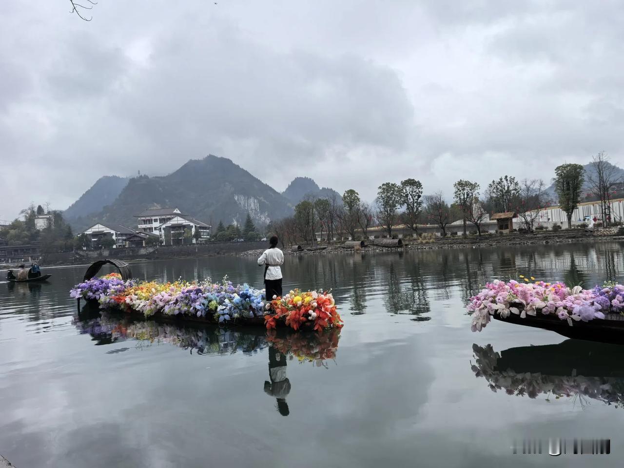 浣溪沙.望春
（2025年2月2日）
雨过苔阶翠未干。
柳丝扶梦上阑干。
春来惆