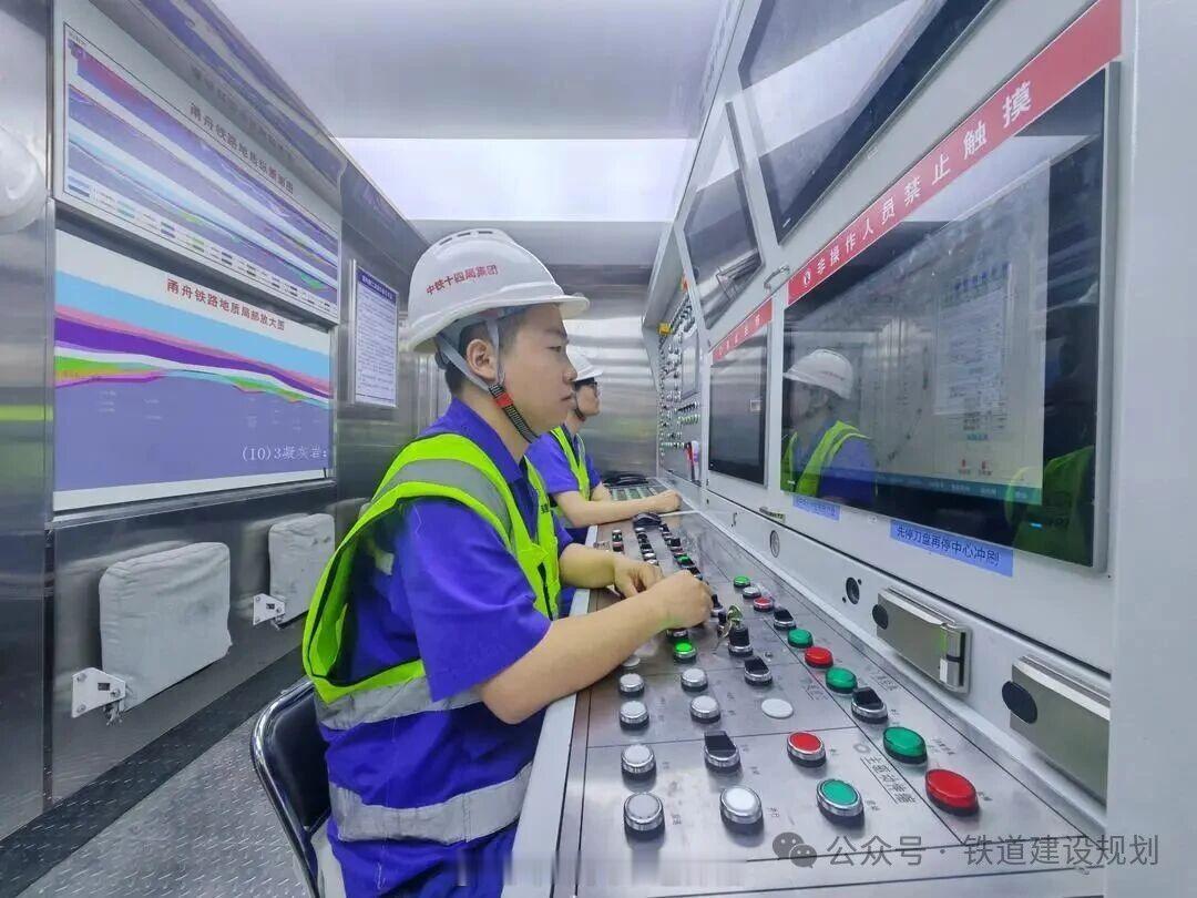 高铁头条【世界最长海底高铁隧道，冲刺2028年通车】北仑发布5月2日消息：近日，