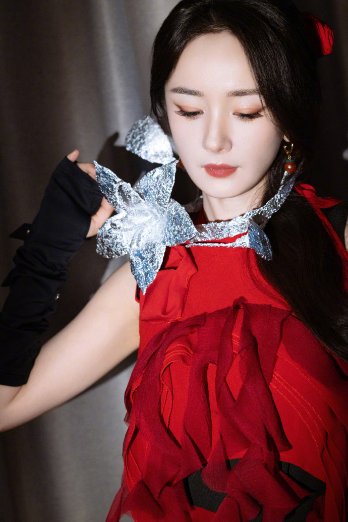 1.杨幂确实在冲击白玉兰，但她不敢表现得过于高调，以免再次出现“半路开香槟”的情