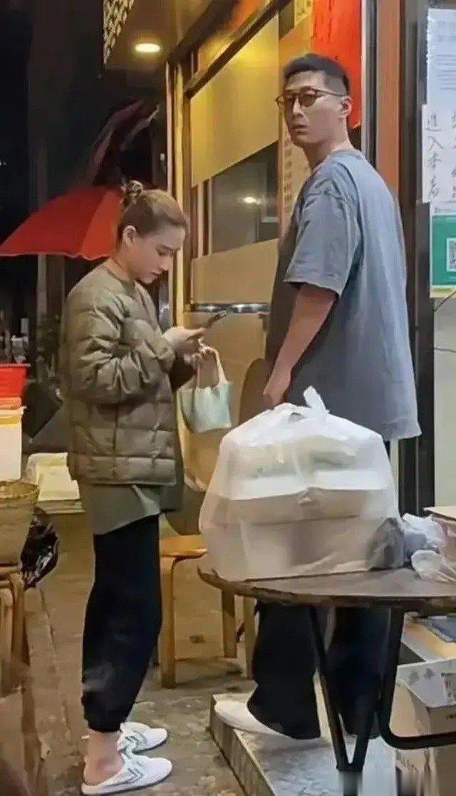 #何超莲说婚后没和窦骁见过面#何超莲说婚后和窦骁没见过面，7月初有网友吃饭时偶遇