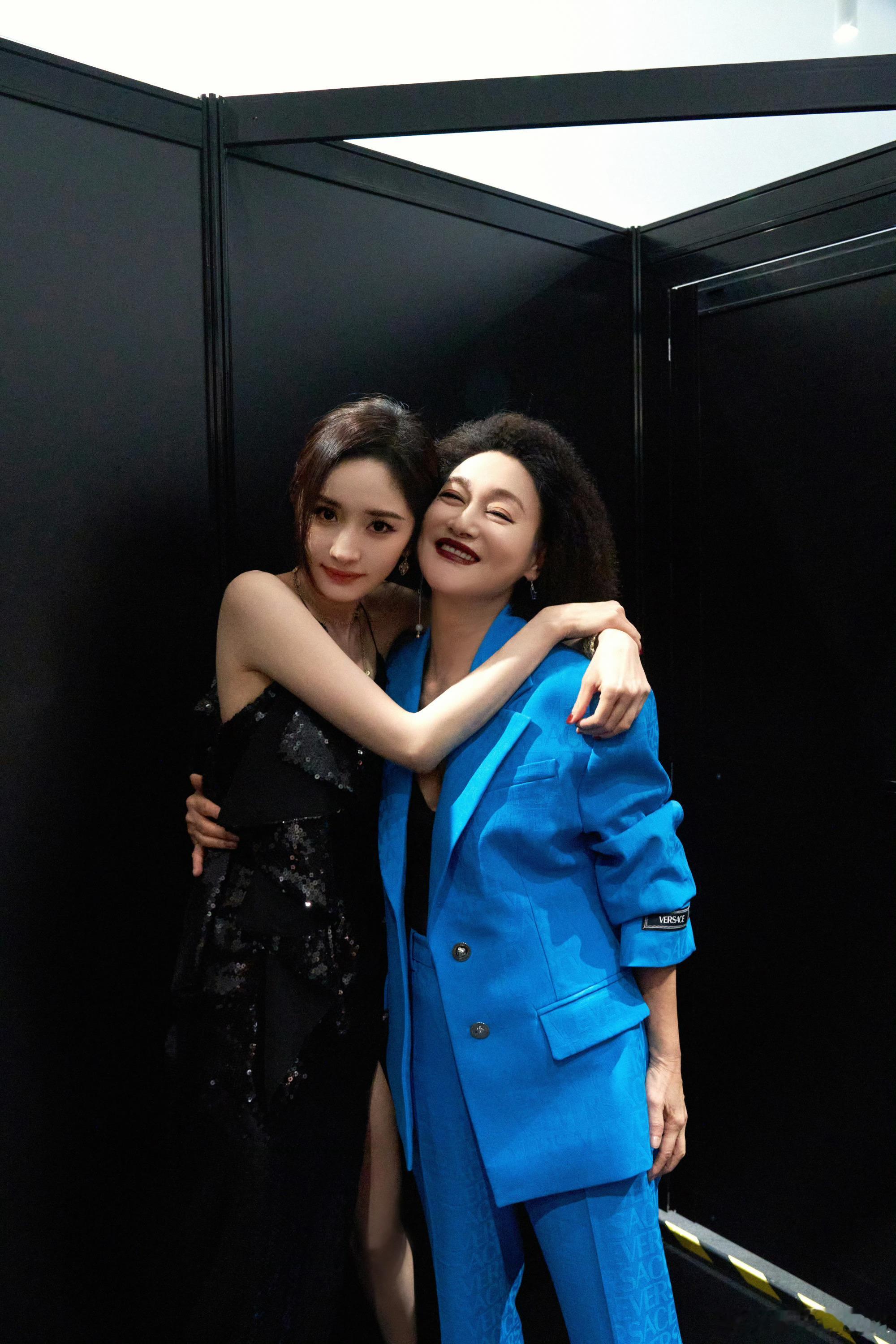杨幂说惠英红发型像小哪吒杨幂不语 只是一味的挂在红姐身上[doge]我也想要这个